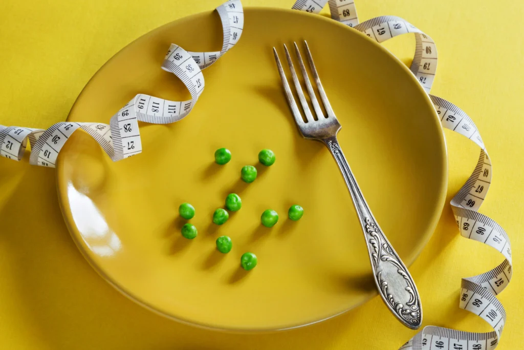 What are the early signs of an eating disorder?